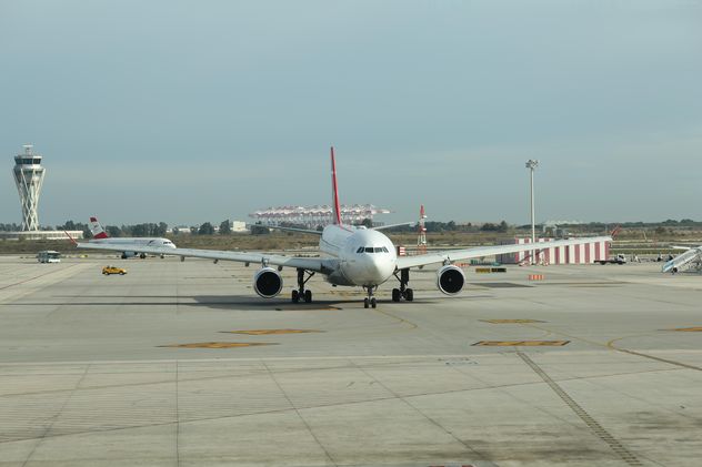Turkish Airlines Airplane ready for take off at Barcelona Airport, Spain - Kostenloses image #346959