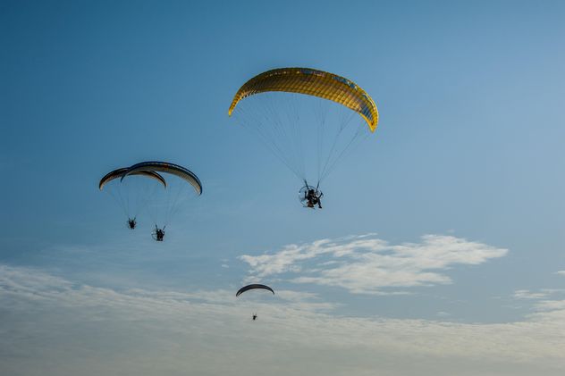 Paragliders flying in blue sky - бесплатный image #347309