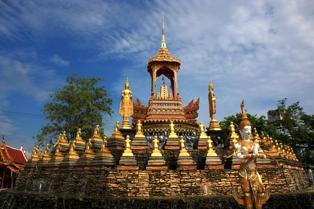 Thai temple under blue sky - бесплатный image #347729