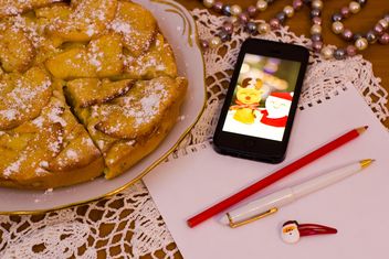 Apple pie, smartphone and paper on table - image gratuit #347929 
