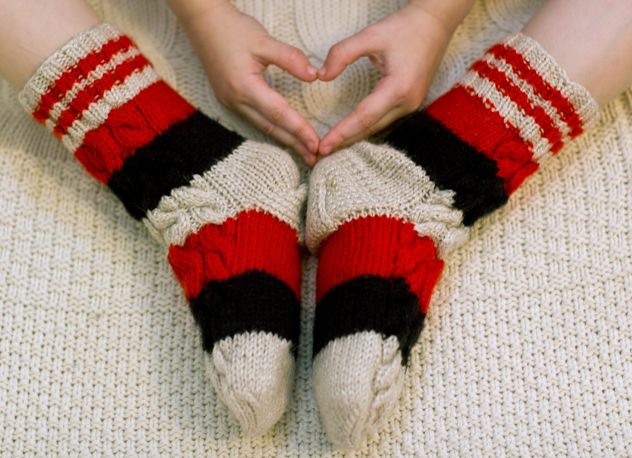 Child's feet in warm knitted socks - бесплатный image #347969