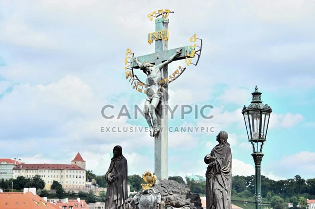 Statue Saint Cross in Prague, Czech Republic - image #348599 gratis