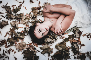 Girl in maple leaves - image #397579 gratis