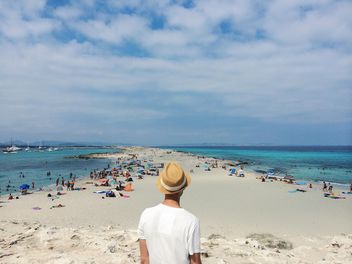 man standing backwards Formentera - image #439179 gratis
