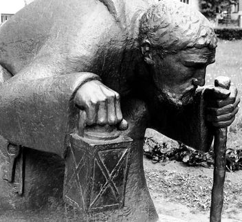 Statue of the begging Monk Viljandi Estonia #monochrome - image gratuit #448059 