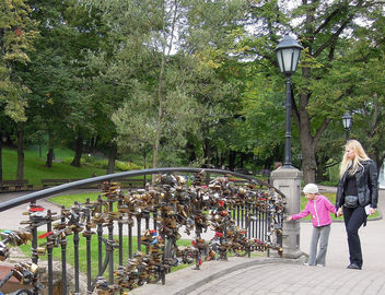 Latvia (Riga) Little girl interested in the love locks at bridge in Bastion Hill Park - image gratuit #448839 