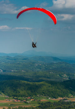 Paragliding over beautiful landscape - бесплатный image #449829