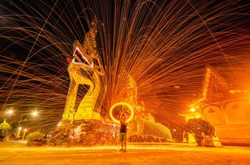 Amazing fire show at night - image #451939 gratis