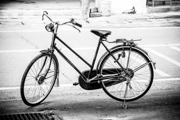 Bike on road in street - Kostenloses image #452379