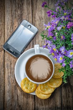 Coffee with crackers, flowers and smartphone - бесплатный image #452449