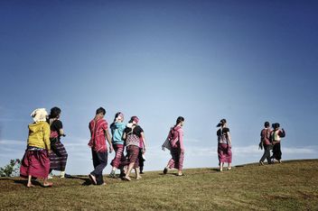 People walking on the hill - image gratuit #452479 
