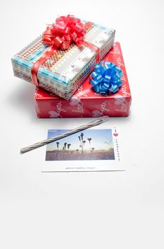 giftbox, postcard, whitebackground - image #452549 gratis