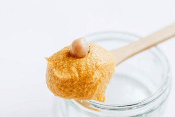 Close up of humus on a wooden spoon. - бесплатный image #452629