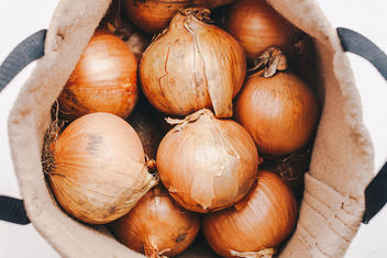 Group of onions in a sack. Top view - Kostenloses image #453599