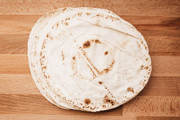 Top view of pita bread on wooden board - Kostenloses image #456979