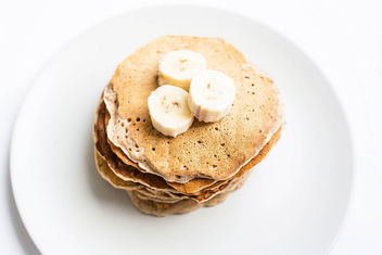 Top view of homemade vegan banana pancakes topped with banana pieces - Kostenloses image #458249