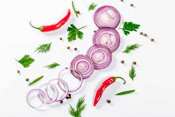 Sliced rings of purple onion with spices and chili - image gratuit #458509 