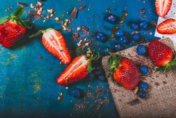 Strawberries And Blueberries - image gratuit #460269 