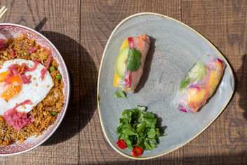 Flatlay of the vegetarian Fried Sunrice meal and two vegan Rainbow Summer Rolls in the coa Wok & Bowls restaurant in Cologne - Kostenloses image #460979
