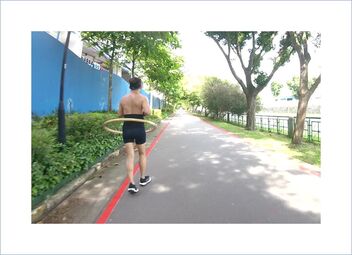 Hula hooping while jogging - image gratuit #481899 