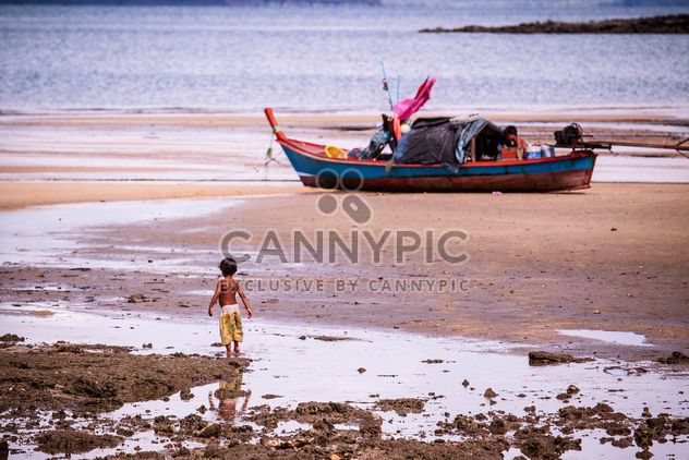 Fishing boat on the beach - image #136329 gratis