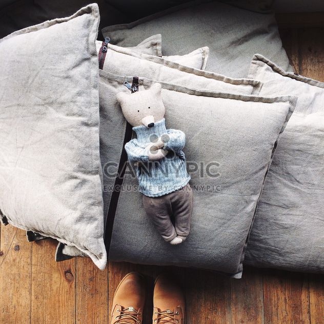 Toy bear on pillows - Kostenloses image #136439