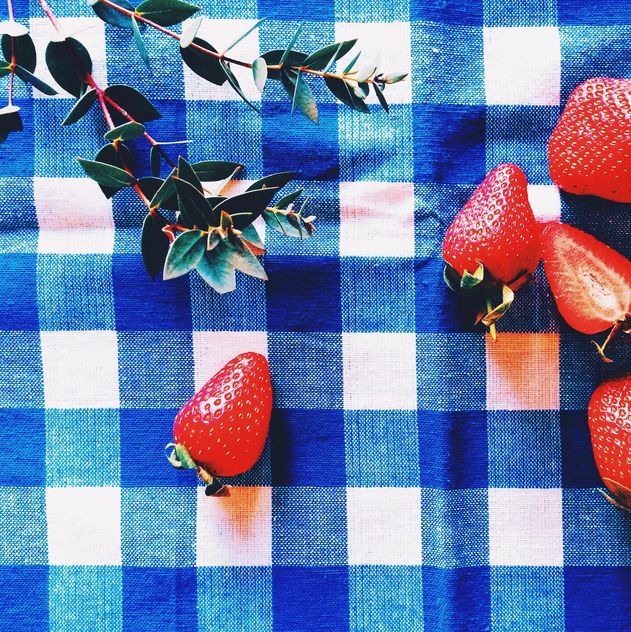 Fresh strawberries and twigs of green plant - Kostenloses image #136469