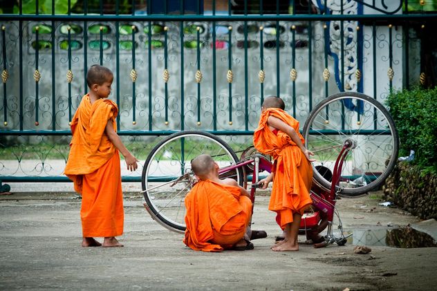 Small boys repair bicycle - image #136479 gratis