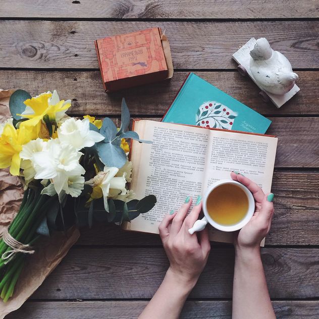 Books, flowers and cup of tea - image #136539 gratis