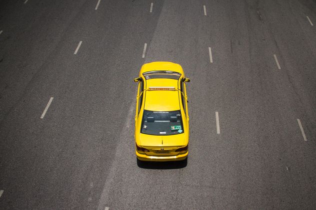 Yellow taxi on highway - бесплатный image #136579