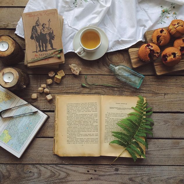 Open book, cup of tea and cupcakes - бесплатный image #136589