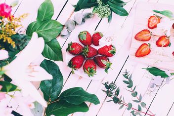 Fresh strawberries, flowers and green leaves - image #136609 gratis