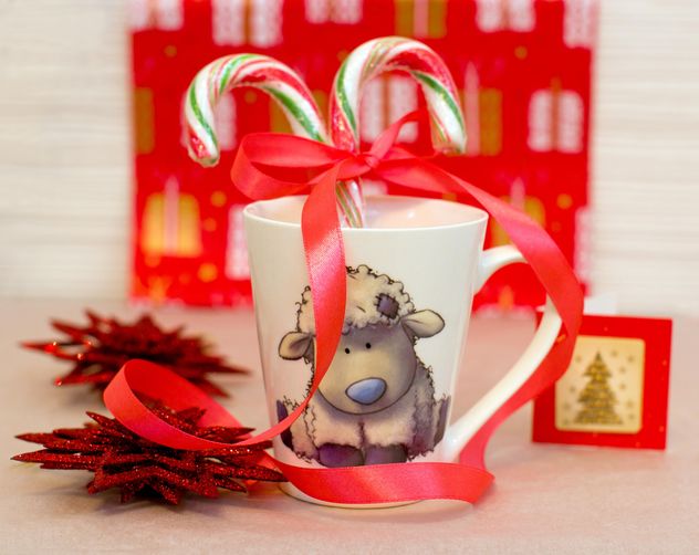 Christmas decorations and candies in cup - image gratuit #182589 