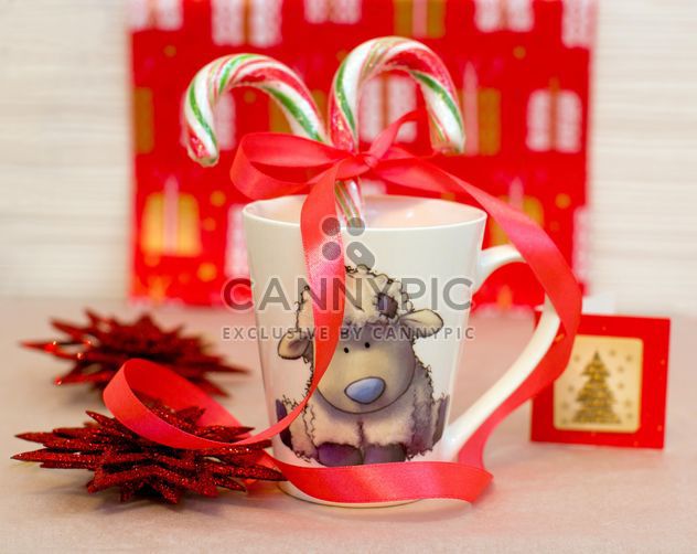 Christmas decorations and candies in cup - бесплатный image #182589