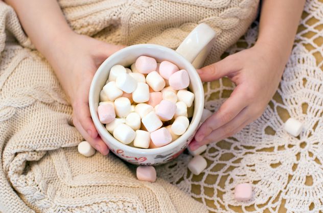 Girl holding a cup with marshmallows - image #182649 gratis