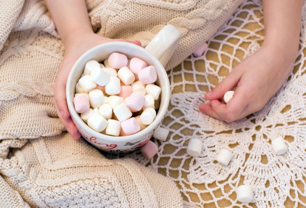Cup of marshmallows in child's hand - бесплатный image #182659
