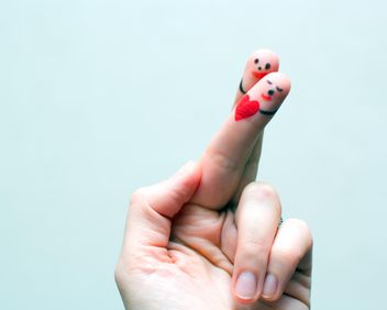 Two funny faces on fingers - image #182679 gratis
