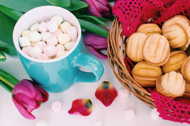 Cookies, marshmallows and tulips - image gratuit #182719 