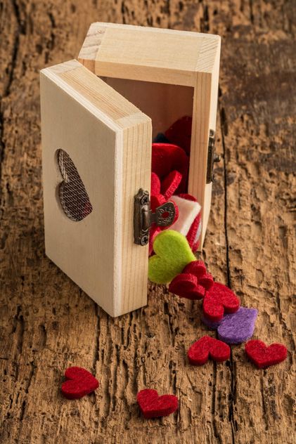 Colored hearts in box - image gratuit #182999 
