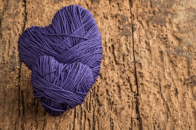 Purple hearts of thread - image gratuit #183019 