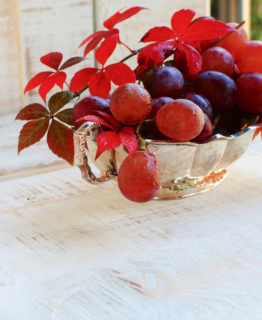ripe grapes on the white table - image gratuit #183349 