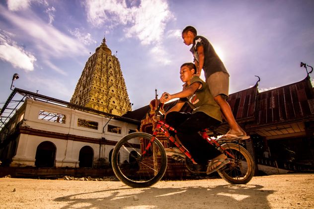 Two boys on a bicycle in Thai city - image gratuit #184189 