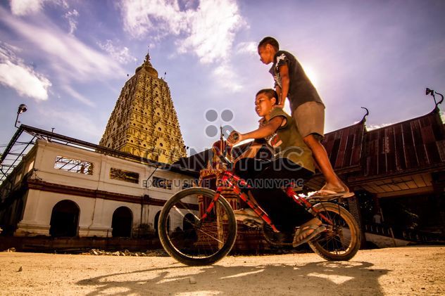 Two boys on a bicycle in Thai city - бесплатный image #184189