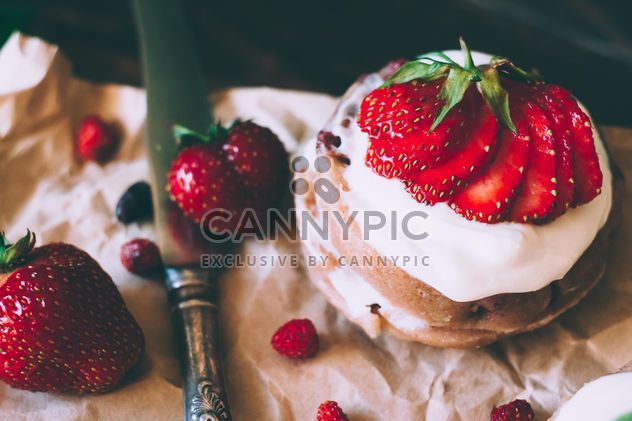Cakes and berries - image #184539 gratis