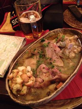 Closeup of dish in bowl and glass of beer - бесплатный image #185699