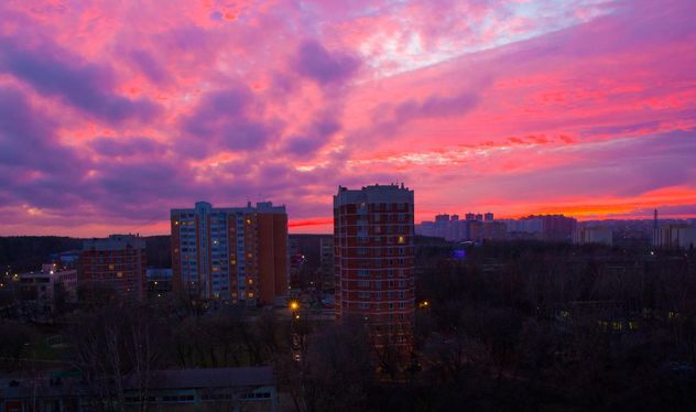 Architecture under pink sky at sunset - image #185719 gratis