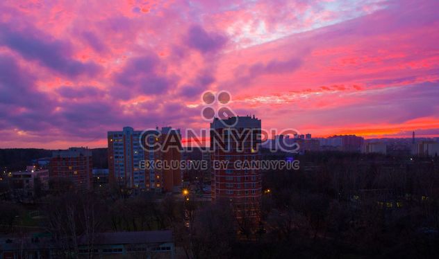 Architecture under pink sky at sunset - image #185719 gratis