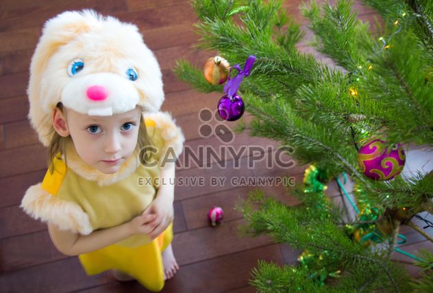 Cute small girl near Christmas tree - image #185819 gratis