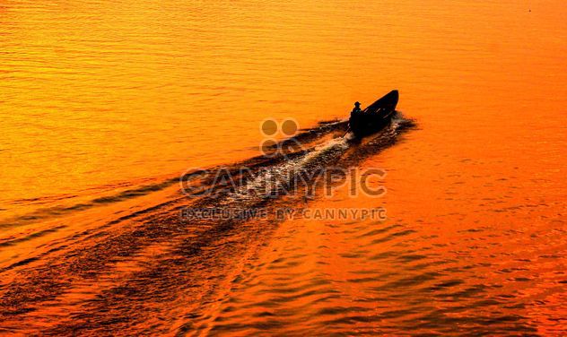 man travel on the boat - image #186459 gratis
