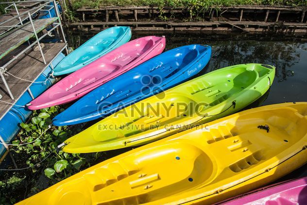 Colorful kayaks on lake - image #186529 gratis